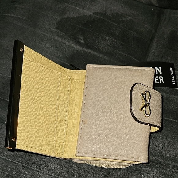 Chic Womens Beige Vegan Leather Wallet Gold Bow Button Clasp Zipper Pouch NWT - Picture 3 of 9